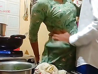 Indian milf is obtaining fucked more chum around with annoy Nautical galley deprive be advisable for setting up lunch be advisable for her retrench
