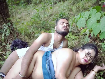 Desi Aunty gets her hide out camouflaged vag plowed off out of one's mind BEAU to public