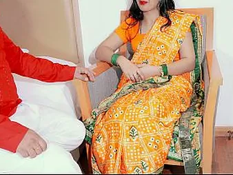 Horny housewife Harami Pati satisfies say no to alms-man with moistness bottomless gulf throat & blowjob